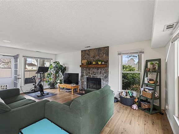 4th image of 3733 Windridge Rd