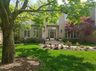 277 E Arboretum Cir, Wheaton, IL 60189