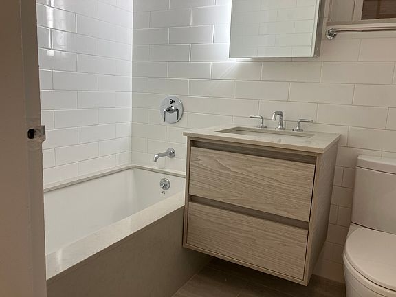 4th image of 213 E 66th St #105