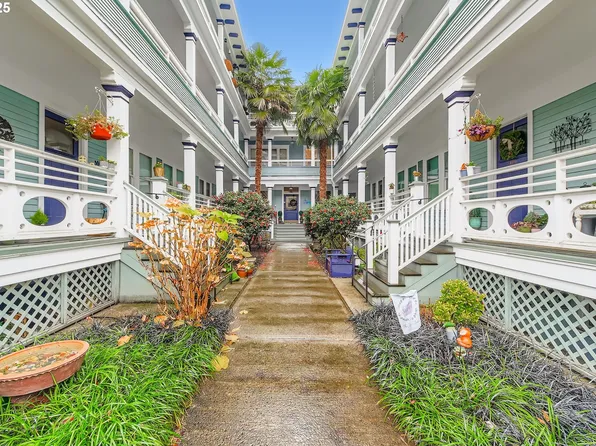 2127 NW Irving St APT 202, Portland, OR 97210