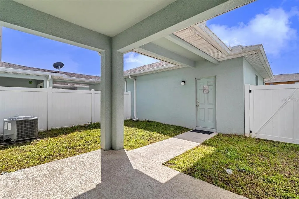 3 bed, 2.5 bath, 1910 sqft, $2,150 — Photo 4