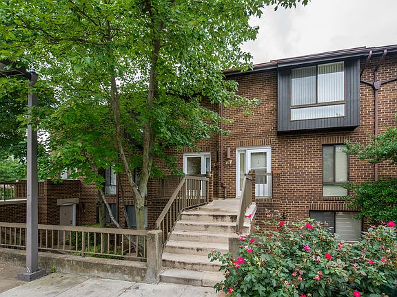 3rd image of 42 Hawthorne Ct NE #42