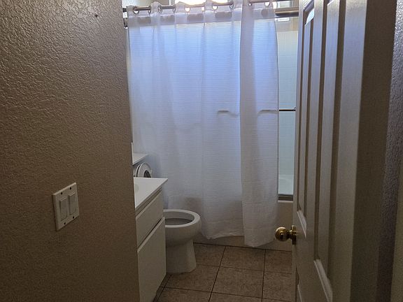 2nd image of 811 Kingsgate Dr