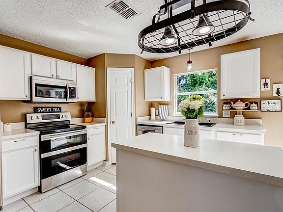 5th image of 1702 Santee Ave