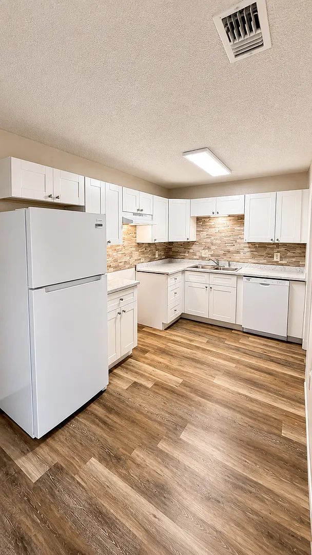 Updated And Fresh! One Bedroom, One Bathroom! — Photo 3