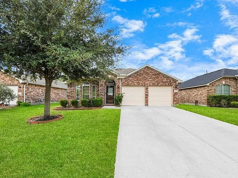 13918 Goodridge Dr — Photo 2