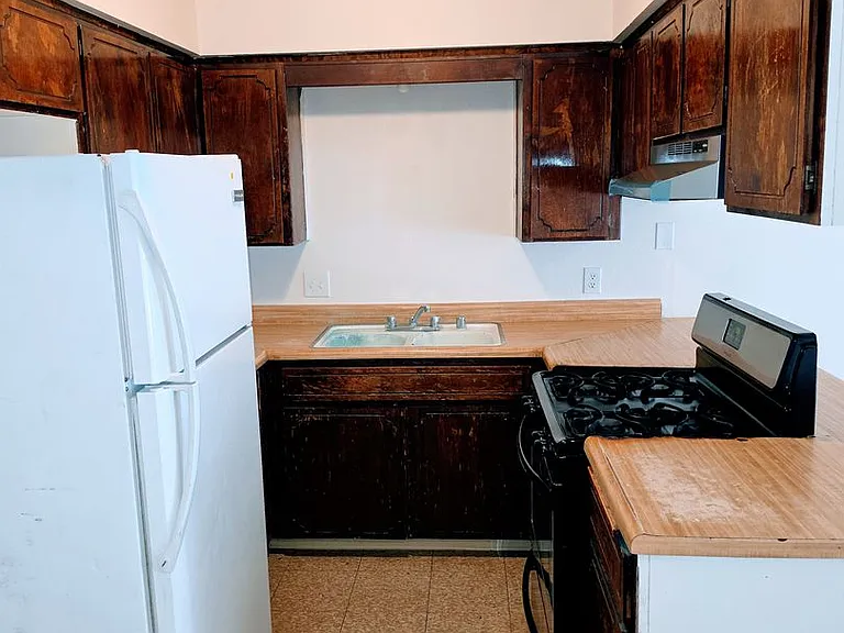 211 W Ash St — Photo 5