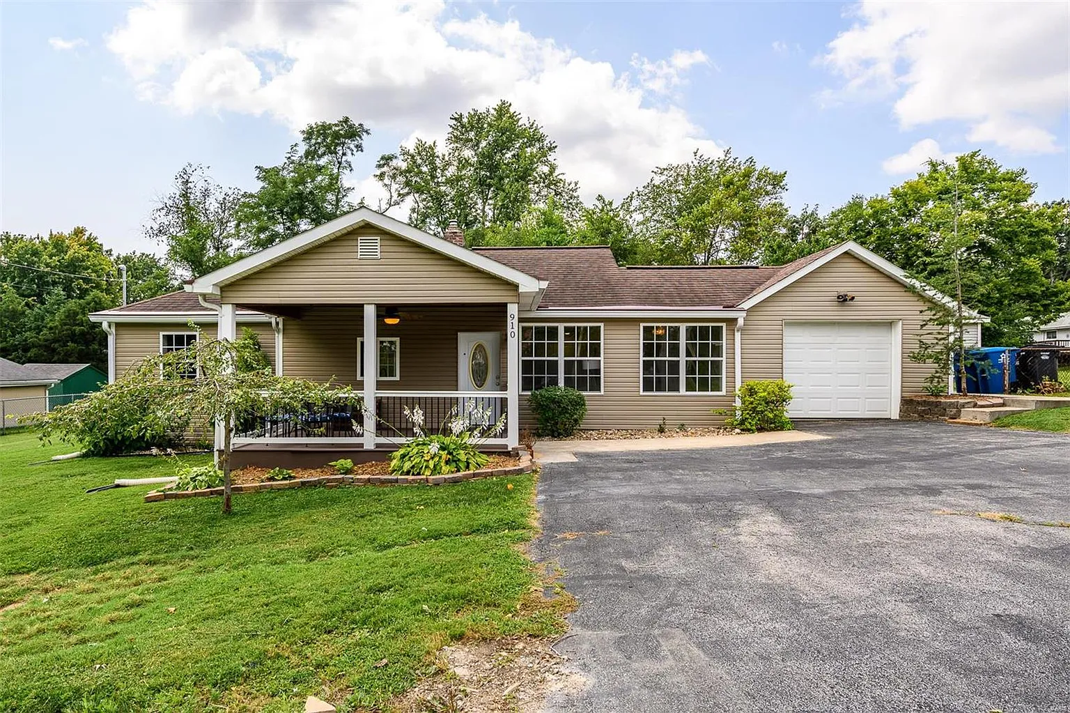 910 Victory Dr photo 1