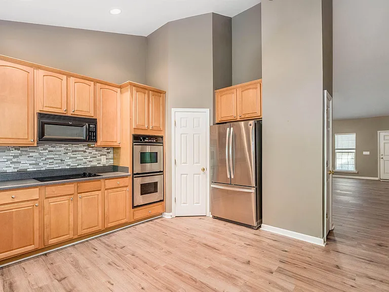 12215 Fox Valley St — Photo 8