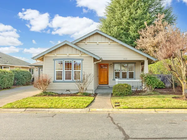 902 Schaefers Ln, Grants Pass, OR 97526