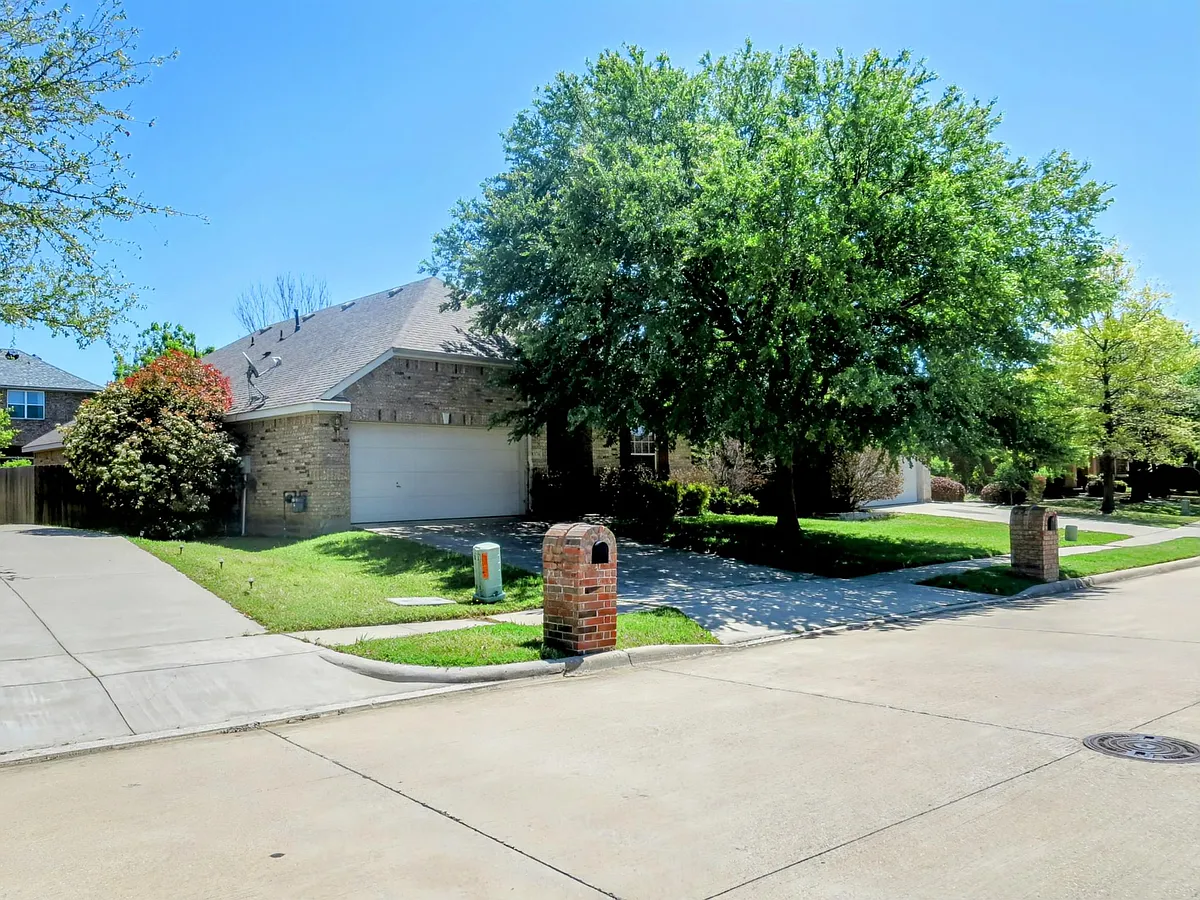 Building Photo - 8376 Davis Dr
