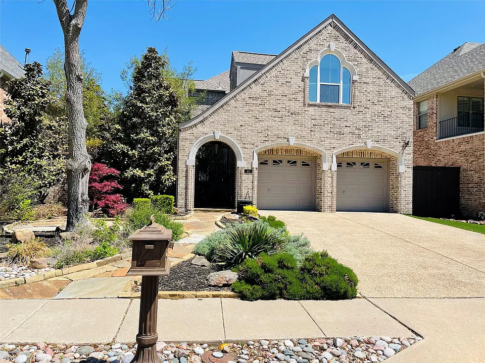 40 Emerald Pond Dr