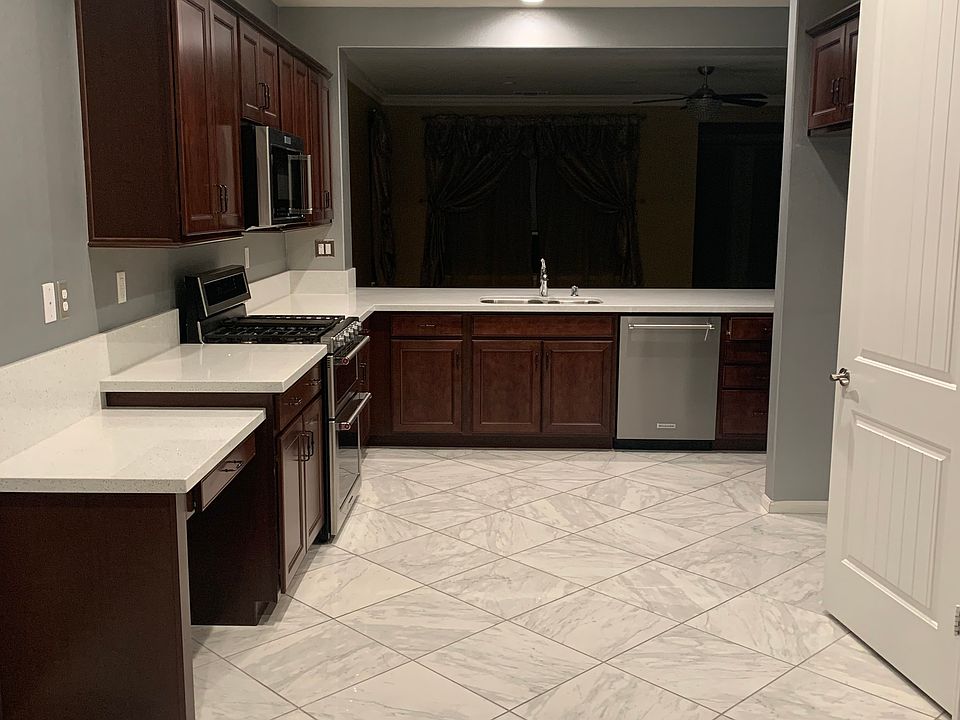 Kitchen with marmol tile; double oven, desk, pantry quartz cabinets and dishwasher