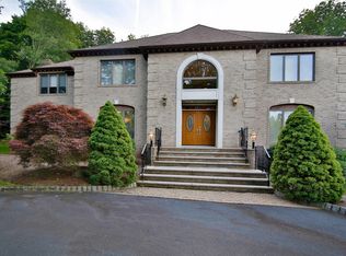 14 Surrey Ln, Mahwah, NJ 07430