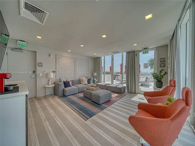 The Crimson Condo — Photo 3