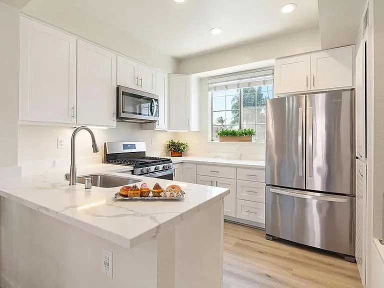 2 bed, 2.5 bath, 1165 sqft, $3,500 — Photo 4