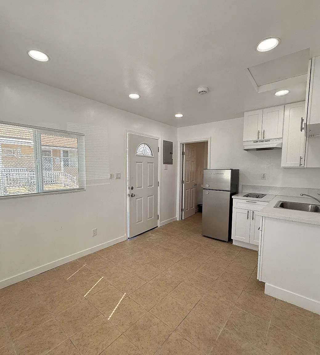 Studio, 200 sqft, $1,600 — Photo 2