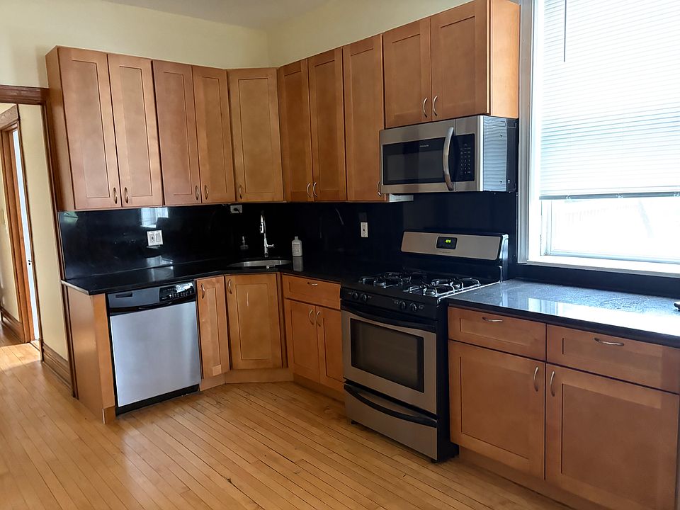 1st image of 3256 N Lakewood Ave #3