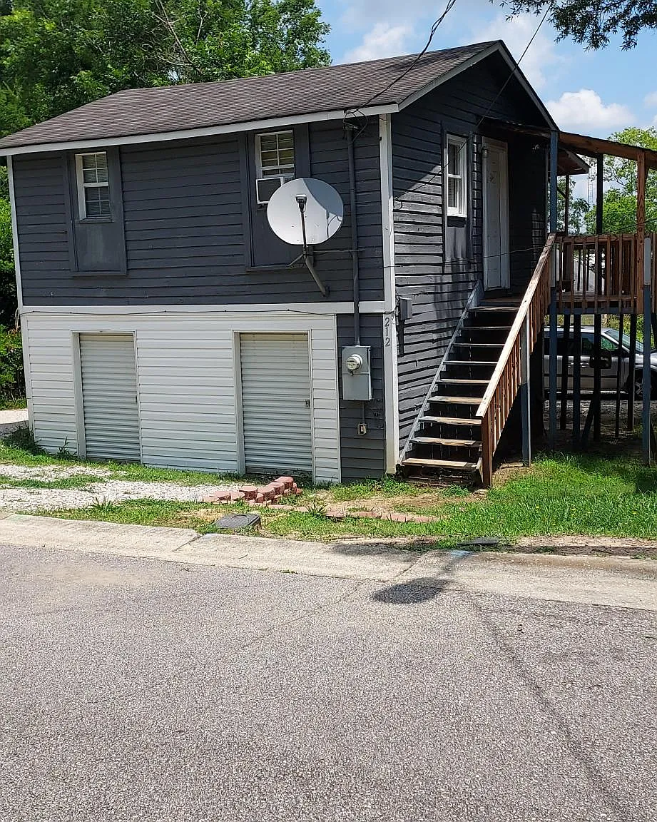 212 W Oak St — Photo 1