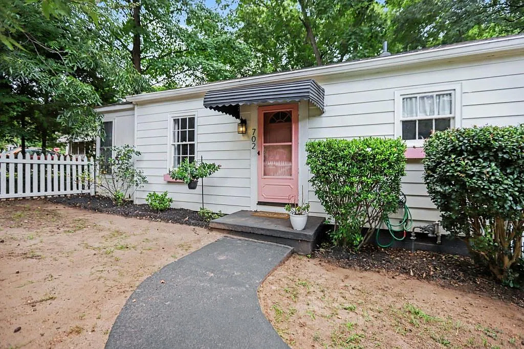 2 bed, 1.0 bath, 832 sqft, $2,300 — Photo 4
