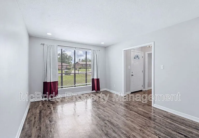 4409 Roxbury Dr — Photo 6