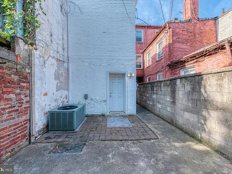 1818 Bank St — Photo 7