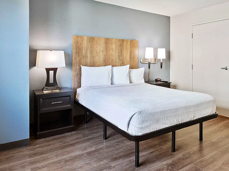 1 Bedroom Suite - 1 Queen Bed