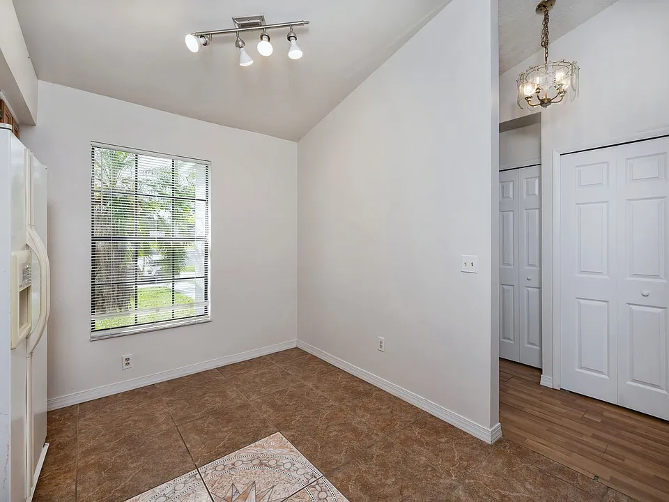 102 Candlewick Ct