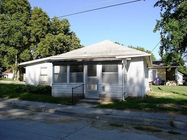 1st image of 619 S 15th St