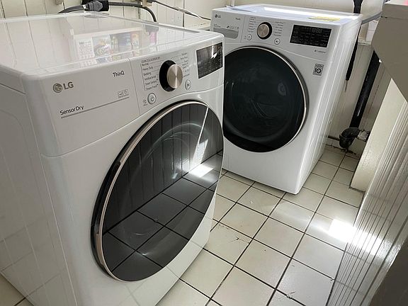 Laundry (shared w. upper unit)