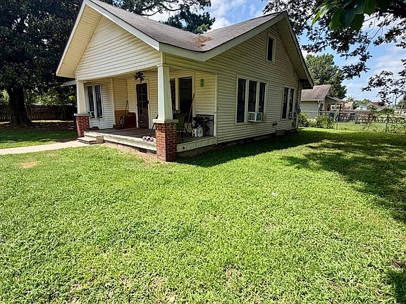 3rd image of 301 W Ruby St