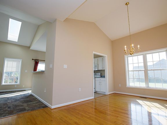 4th image of 83 Macel Dr