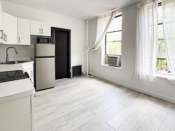 4th image of 230 E 14th St #3D