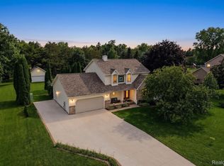 9380 Englishman Dr, Fenton, MI 48430