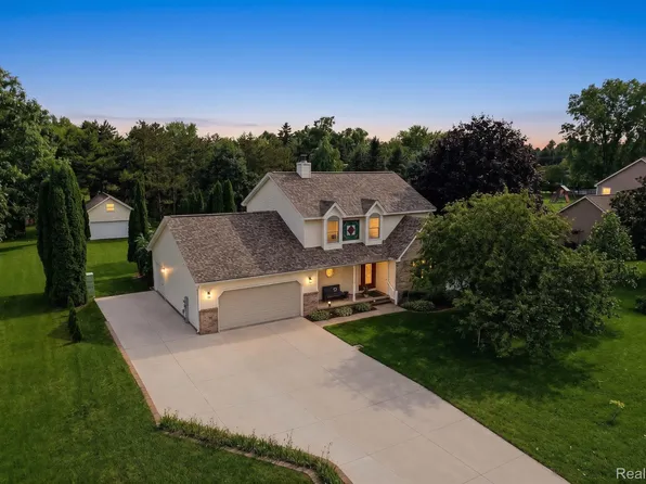 9380 Englishman Dr, Fenton, MI 48430