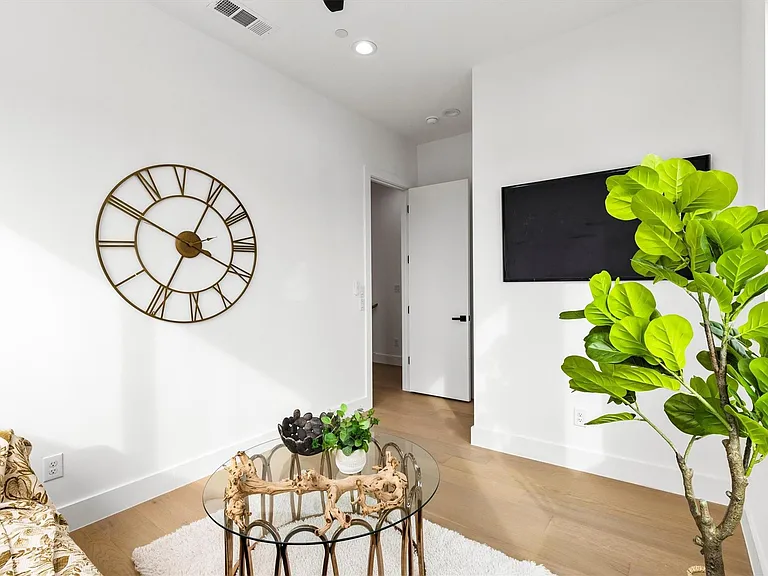 815 E 5th St #209 — Photo 12