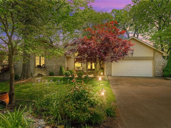 219 NW Locust St, Lees Summit, MO 64064