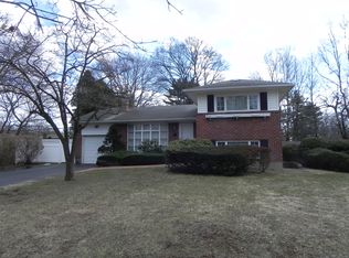 2 Saratoga St, Commack, NY 11725