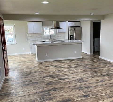 4th image of 10825 Valley Avenue E