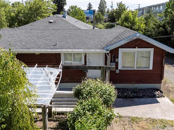 1621 Redwood St, Campbell River, BC V9W 3K7