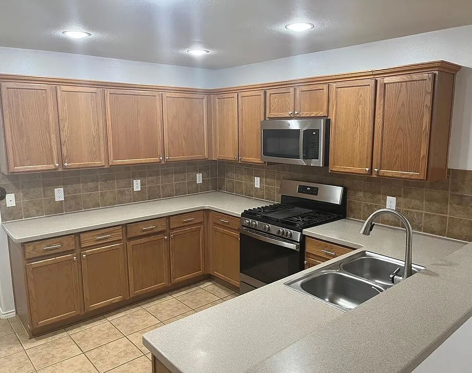 Building Photo - 5831 Kenwood