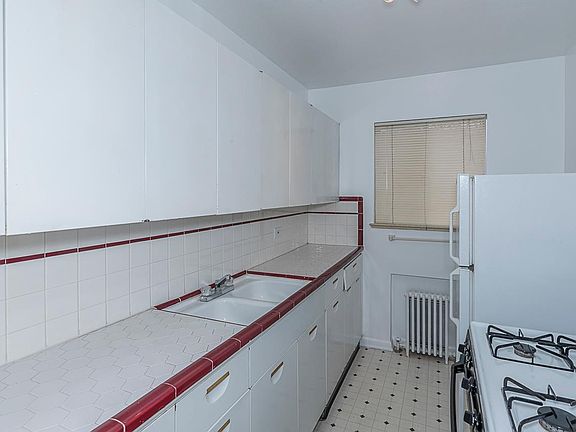 3rd image of 480 S Vine St APT 10