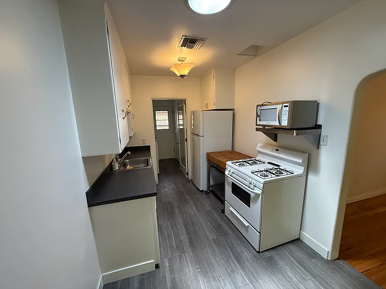 1453 Centinela Ave — Photo 6