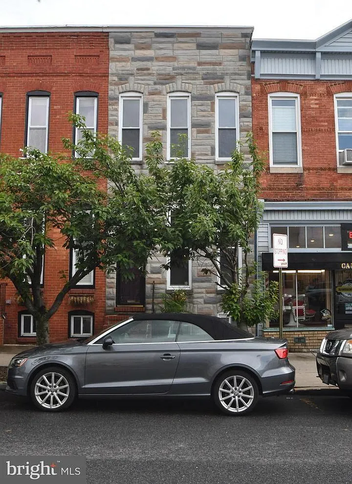 2811 Hudson St — Photo 1