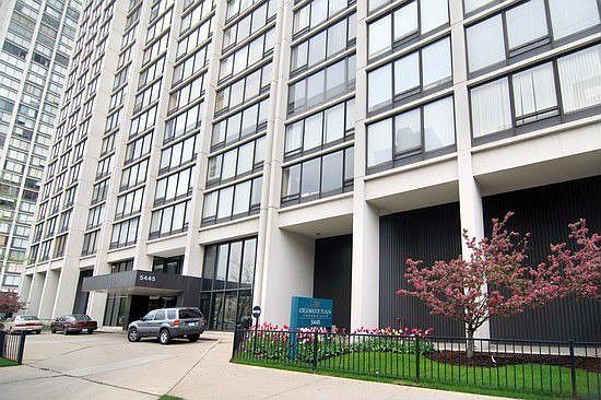 Steps away to the lake front, beaches, shopping and transportation.