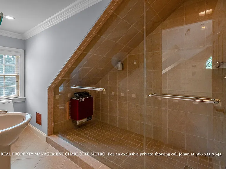 529 Queens Rd — Photo 32