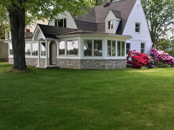 206 Edgewater Dr, Algonac, MI 48001