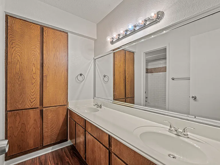 Chaparral Apartments — Photo 10