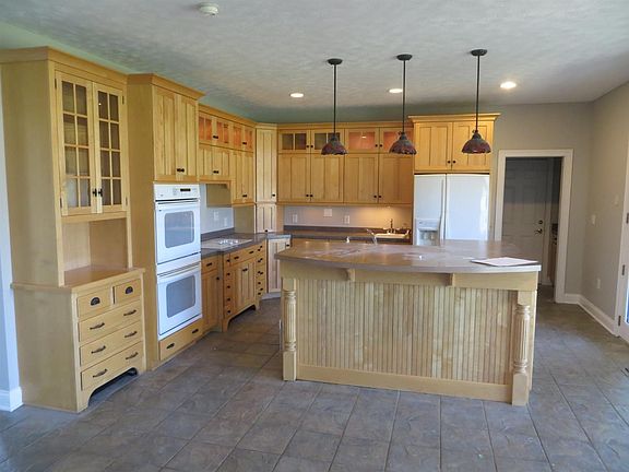 3rd image of 835 Lucas Ln