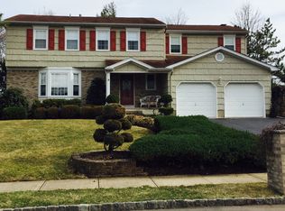 3 Rochelle Dr, Kendall Park, NJ 08824